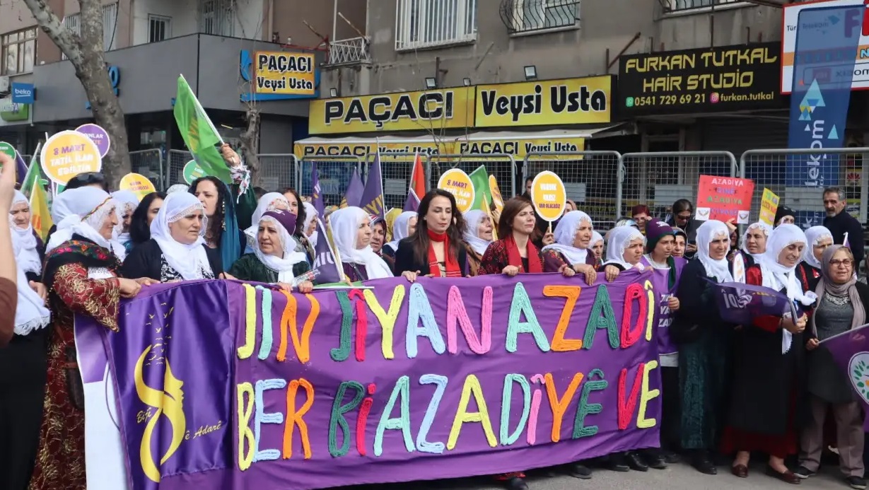 Peyama Ocalan bo jinan: Destûra min a bingehîn bi we re jiyaneke efsûnî ye
