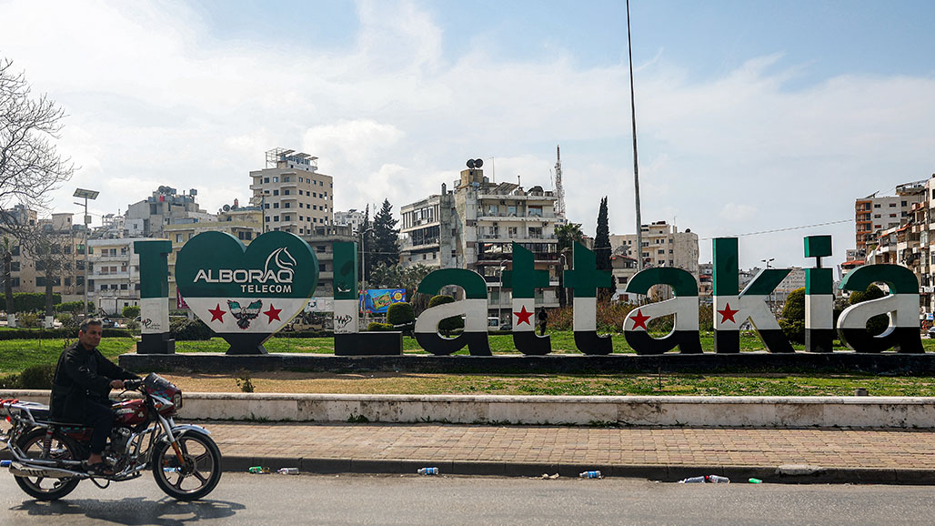 علويون في غرب سوريا يفرّون من المسلحين بينما "الجثث تملأ الشوارع"