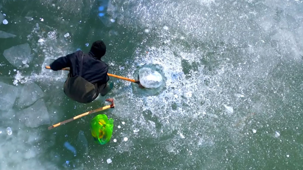 تحت الجليد.. سكان قرى گەڤەر يصطادون السمك لمواجهة صعوبات الحياة