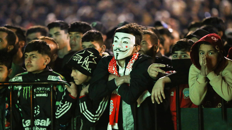 بەشێك لە هاندەرانی زاخۆ لە كۆڕنیشی زاخۆ لە رێگەی شاشەوە سەیری یاریی یانەكەیان بەرامبەر كەرخ كرد. 8/3/2025