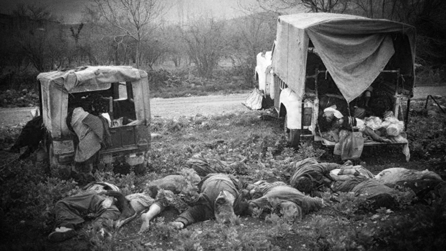 Kurdish adults and children killed by an Iraqi chemical attack in Halabja, 16 March 1988. (Photo: AFP - redesigned by Kurdistan24)