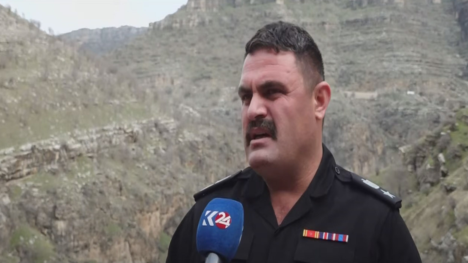لە گەلی عەلی بەگ بەرد لە شاخەکان بەردەبێتەوە