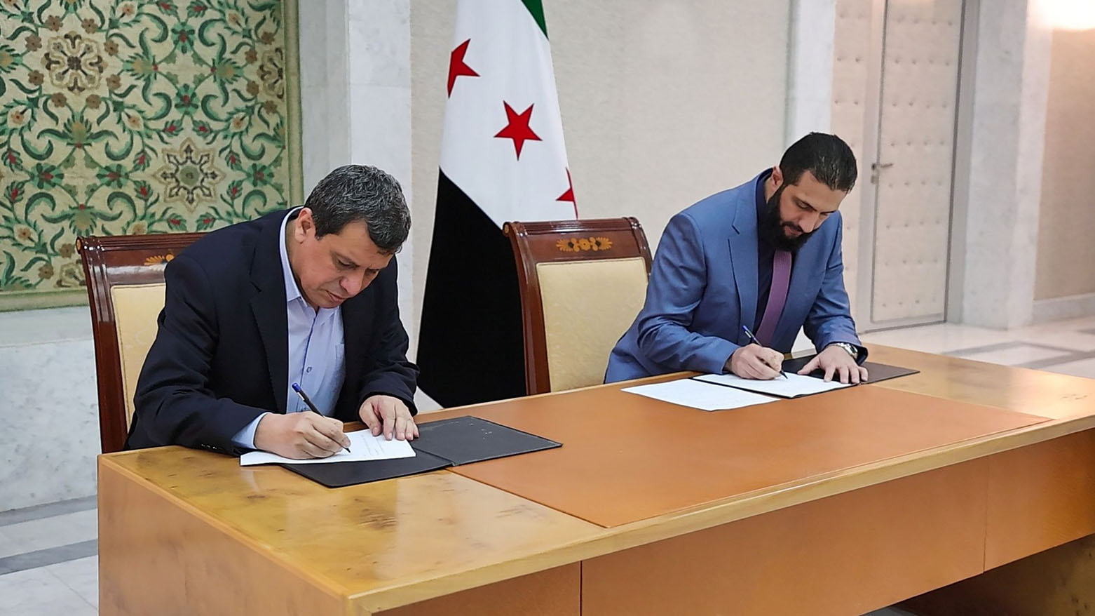 أول دولة عربية تعلّق على اتفاق الشرع وقائد "قسد"