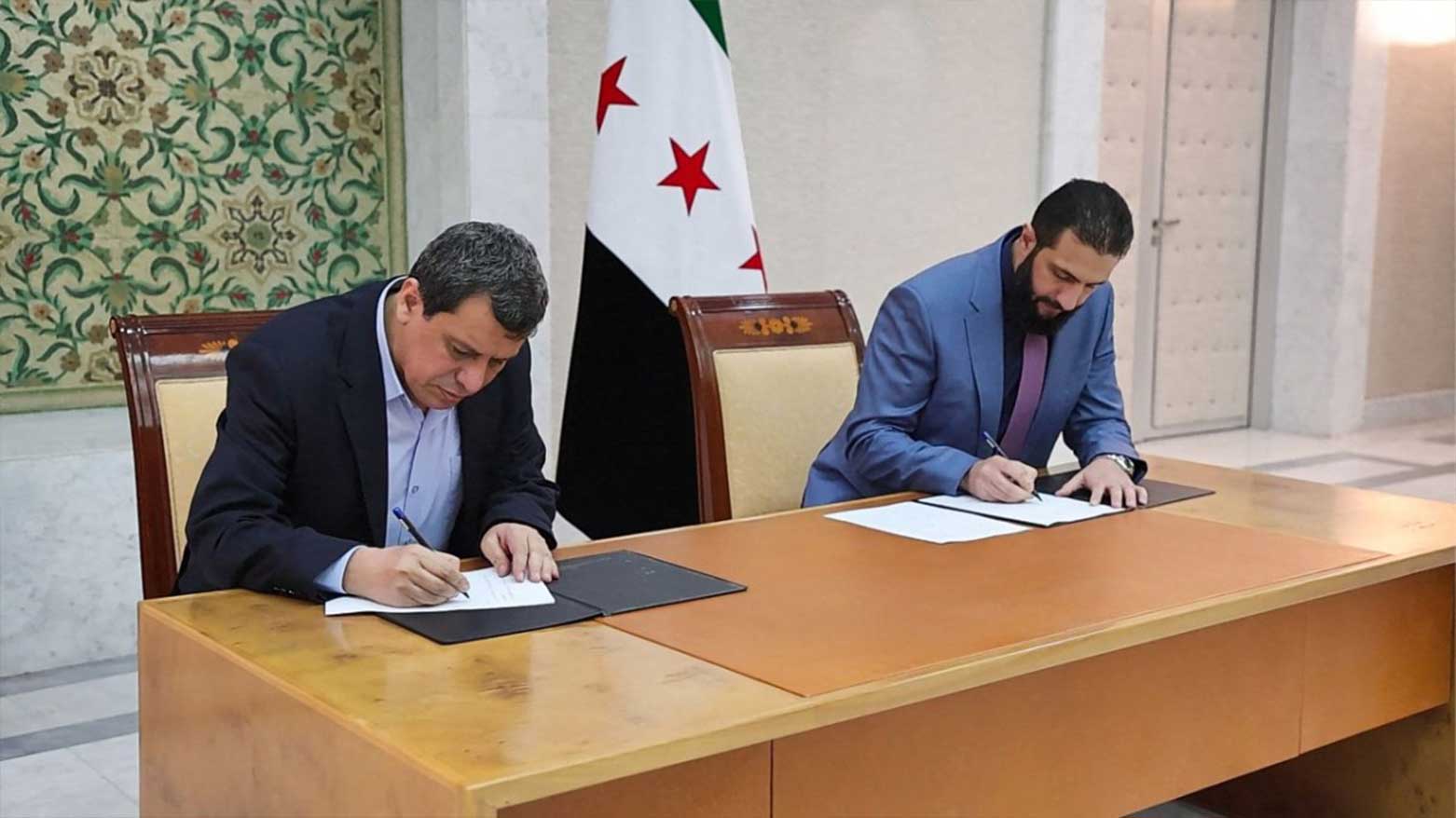 A handout picture released by SANA shows Syria's interim president Ahmed al-Sharaa (R) and SDF commander-in-chief Mazloum Abdi signing agreement, Damascus, Syria, Mar. 10, 2025. (Photo: AFP)