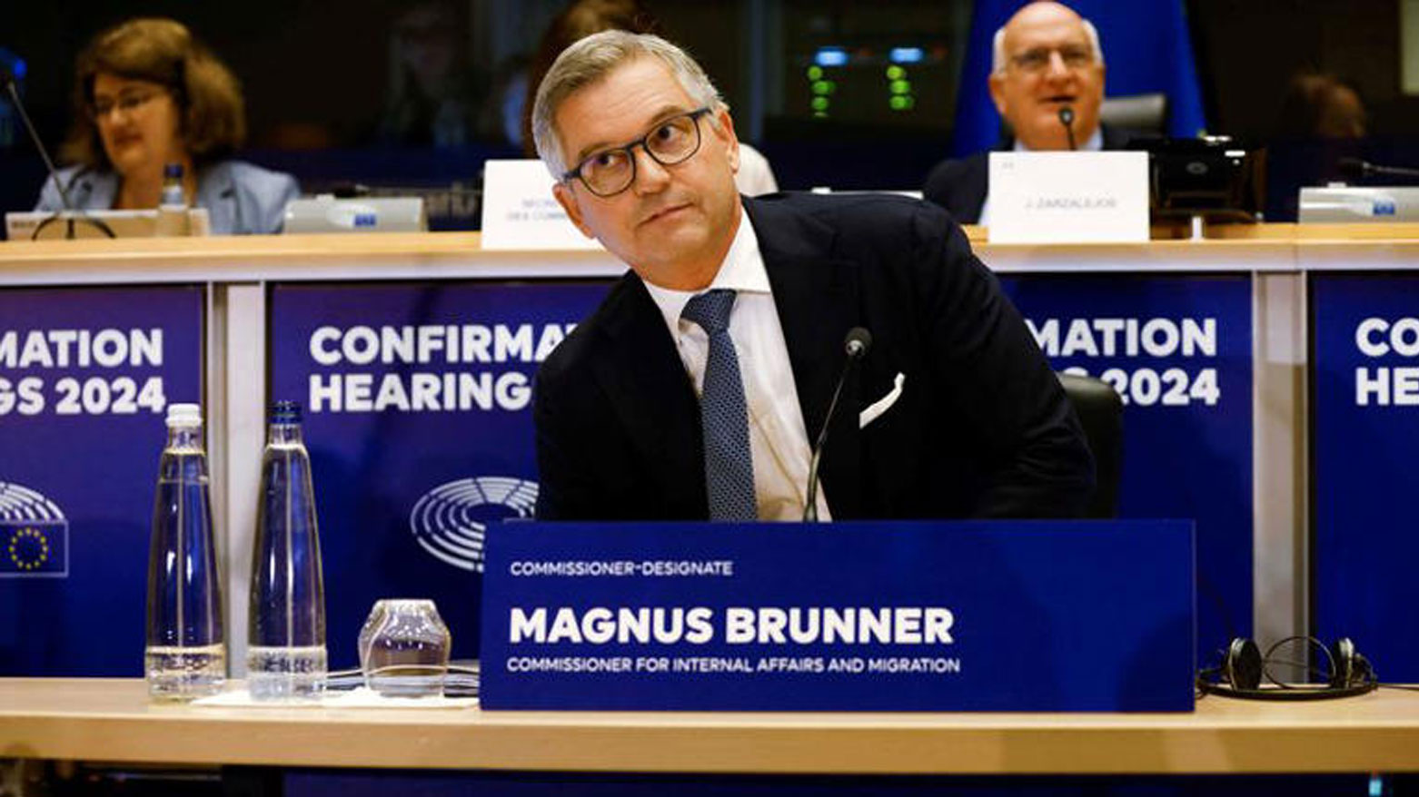 مفوض الاتحاد الأوروبي لشؤون الهجرة ماجنوس برونر خلال جلسة بالمفوضية في بروكسل (رويترز)