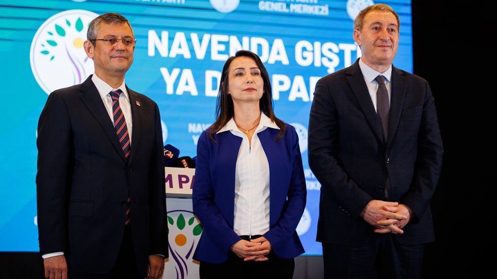 CHP Chairman  Ozgur Ozel (L), DEM co-chairperson Tulay Hatimogullari (C) and DEM co-chairperson Tuncer Bakirhan (R) pose after a meeting at DEM party headquarters in Ankara on Dec. 13, 2023.(AFP)