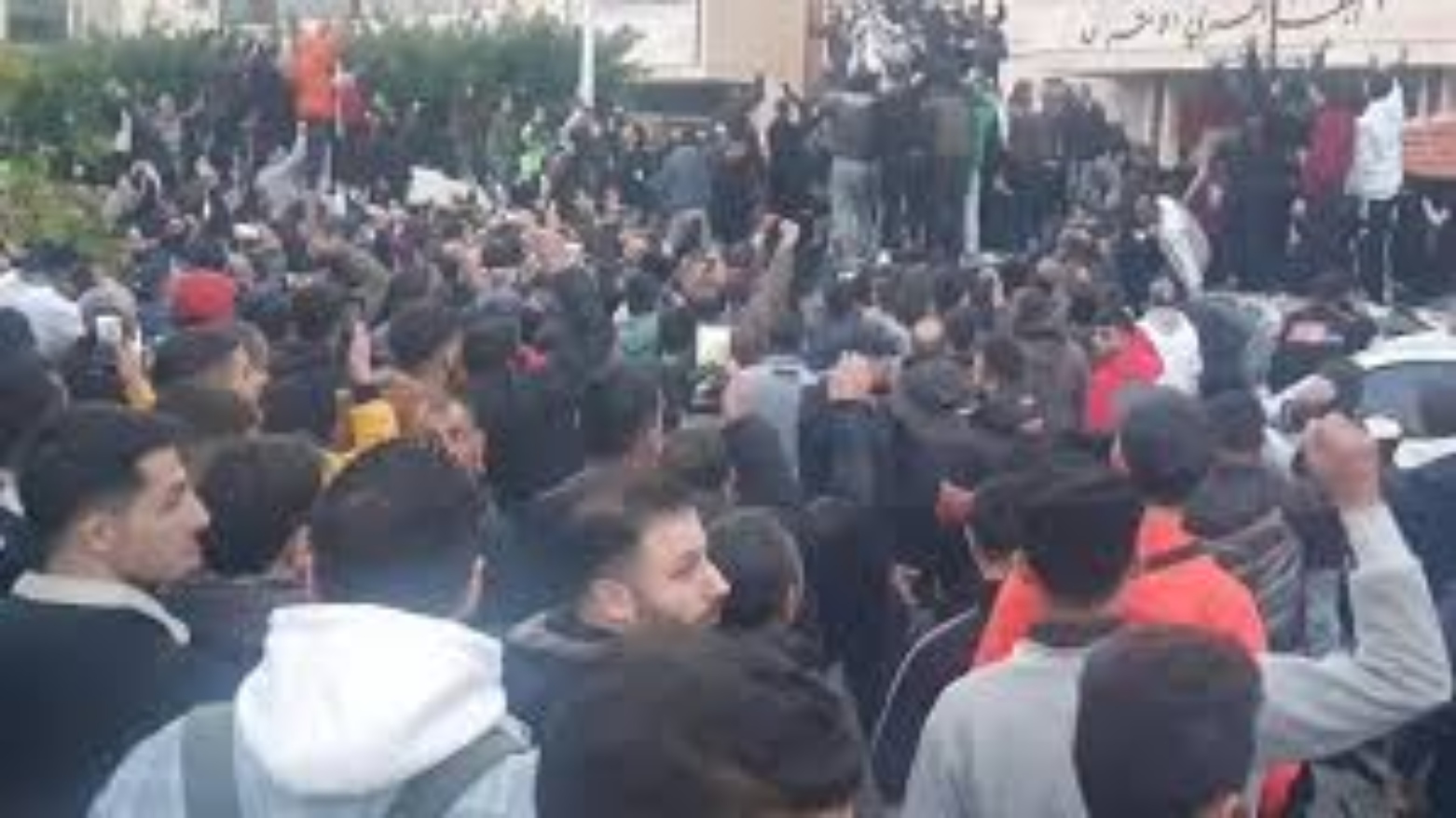 هجوم هزاران علوی به پایگاه نظامی روسیه در پی تشدید خشونتها در سوریه