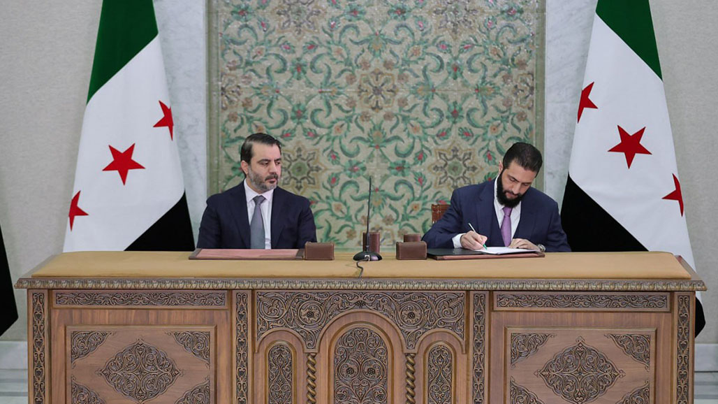 تخوله للبقاء في الحكم خمس سنوات.. الشرع يوقّع مسودة الإعلان الدستوري