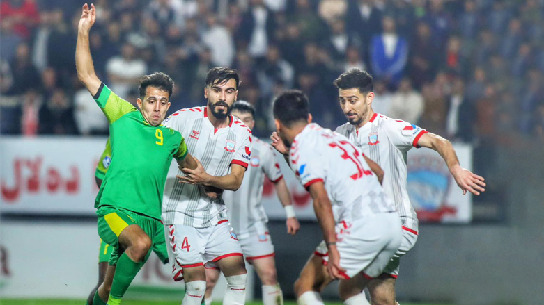 چوار یاریزانی زاخۆ، چاودێری یاریزانێكی نەفت دەكەن. یاریگەی نێودەوڵەتی زاخۆ. 13 ئاداری 2025