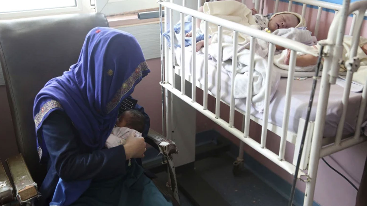 خطر الوفاة يلاحق مئات الأمهات في أفغانستان أثناء الولادة