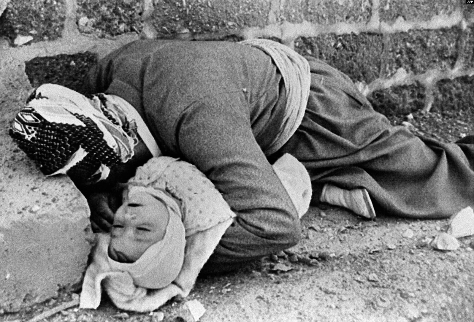 Picture dated March 20, 1988 shows a Kurdish father, Omari Khawar, holding his baby in his arms in Halabja. Both were killed in an Iraqi chemical attack on the city. (Photo: AFP/IRNA)