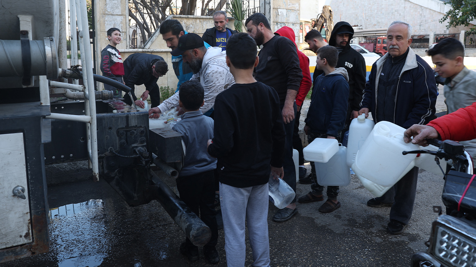Syrians queue to refill on water in the town of Jableh in the coastal province of Latakia on March 10, 2025. (Photo: AFP)