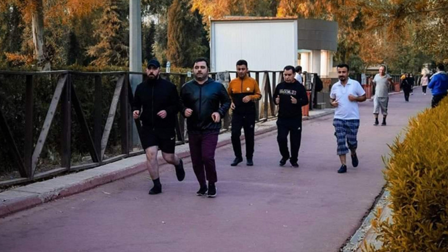 مواطنون يمارسون الرياضة في حديقة سامي عبد الرحمن في أربيل