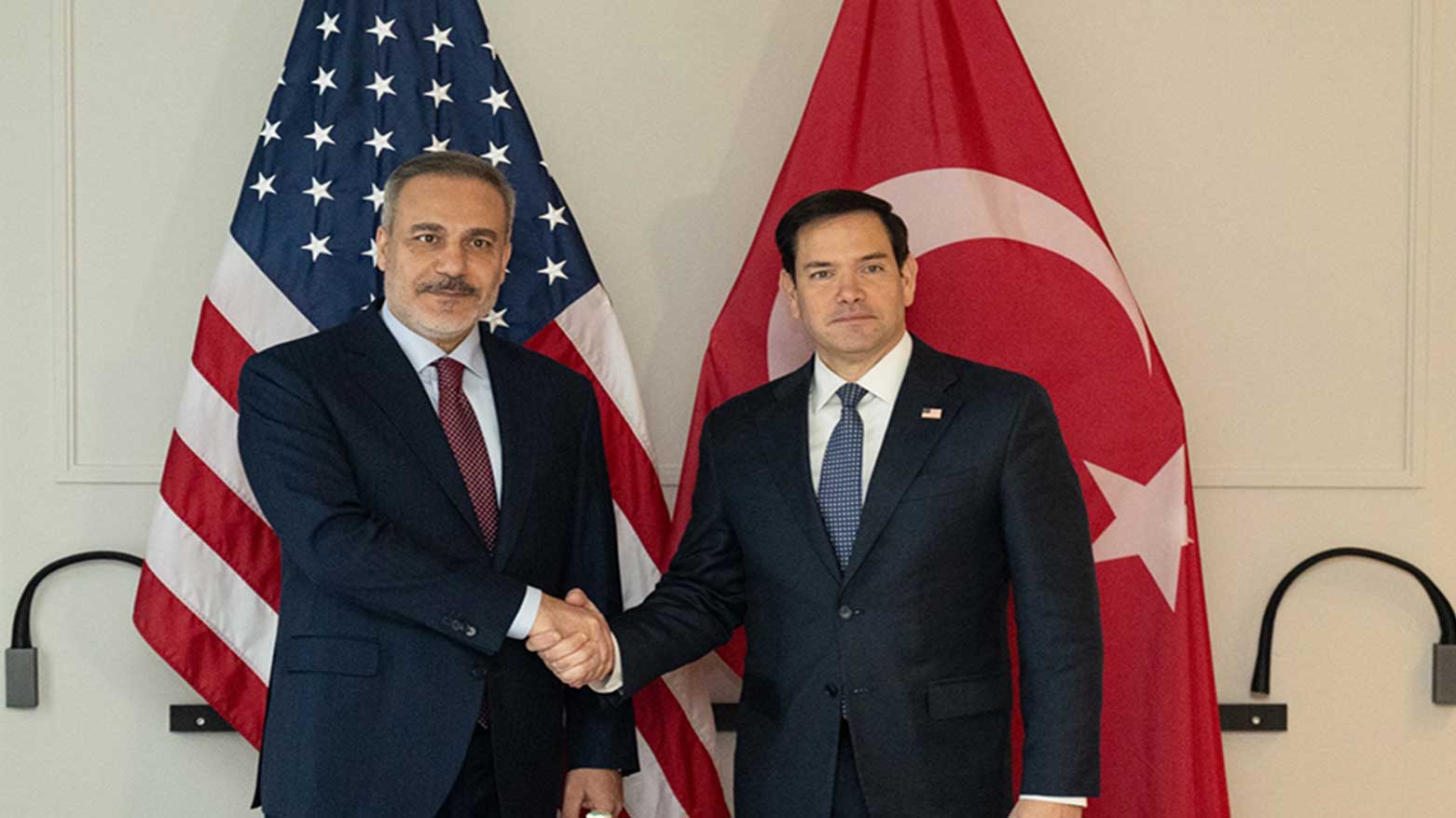 Turkish Foreign Minister Hakan Fidan, shaking hands with his U.S. counterpart, Secretary of State Marco Rubio. February 2025. (Photo: Max Media)