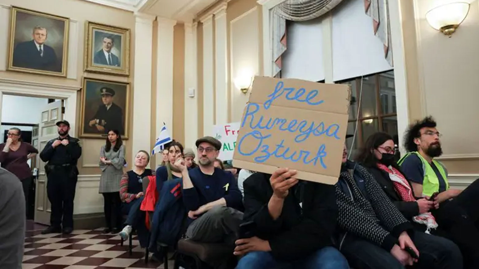 متظاهرون يحضرون اجتماعاً لمجلس المدينة بعد احتجاز طالبة الدكتوراه في تافتس رميساء أوزتورك (رويترز)