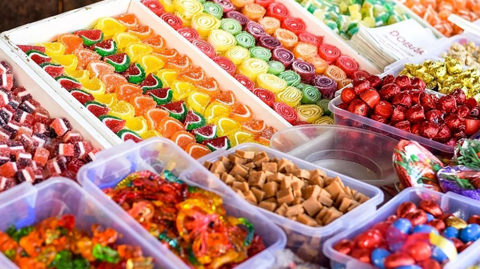 موش تستعد لعيد الفطر المبارك.. أسواق مفعمة بالحلوى والسكاكر الملونة