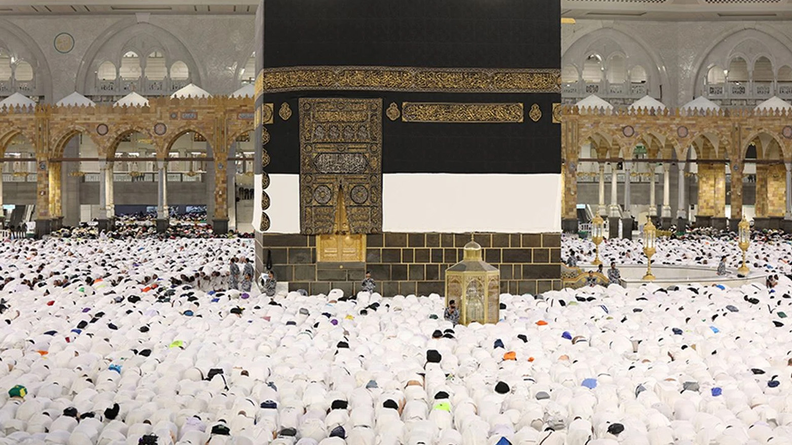 Milyonlarca Müslüman bayram namazını Kabe'de kıldı