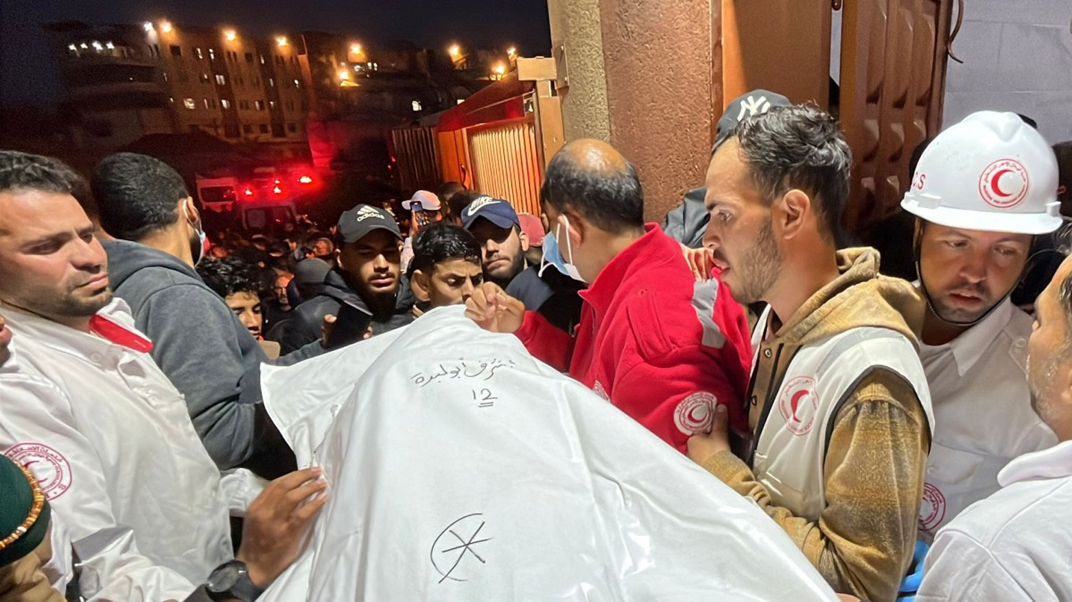 انتشال جثث 15 مسعفاً في غزة قُتلوا في إطلاق نار إسرائيلي على سيارات إسعاف