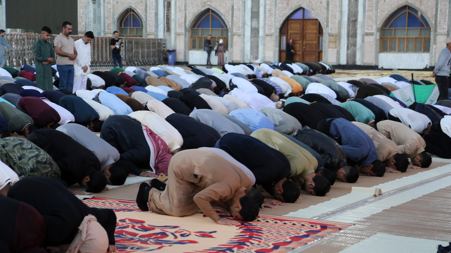 نوێژی جەژن لە مزگەوتی شێخ عەبدولقادر گەیلانی لە بەغدا