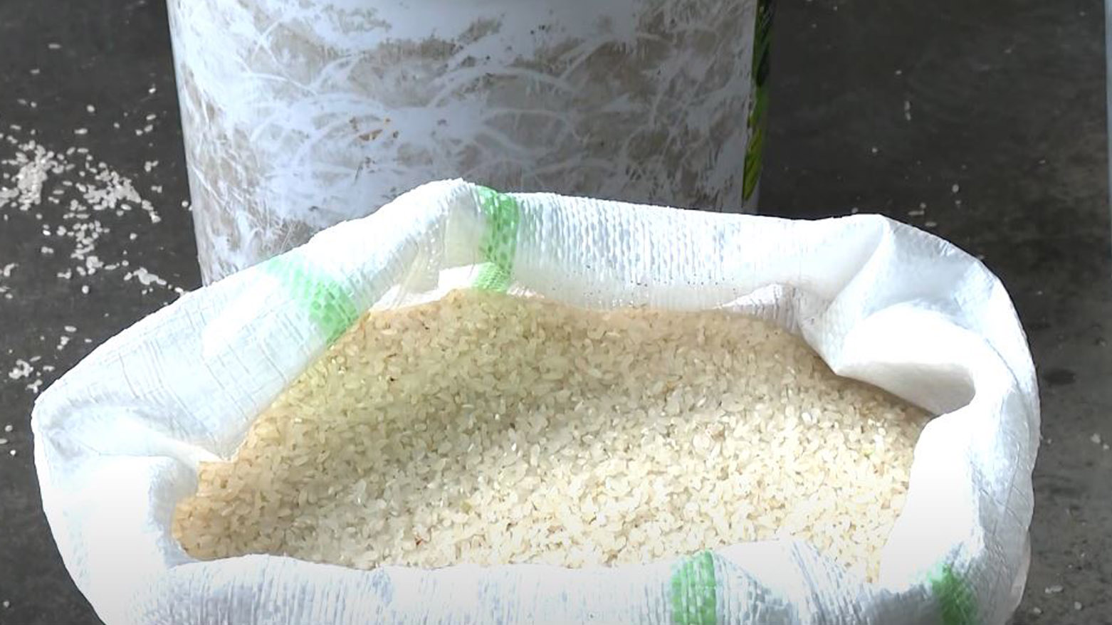 An open white sack filled with Akre's rice. (Photo: Kurdistan24)