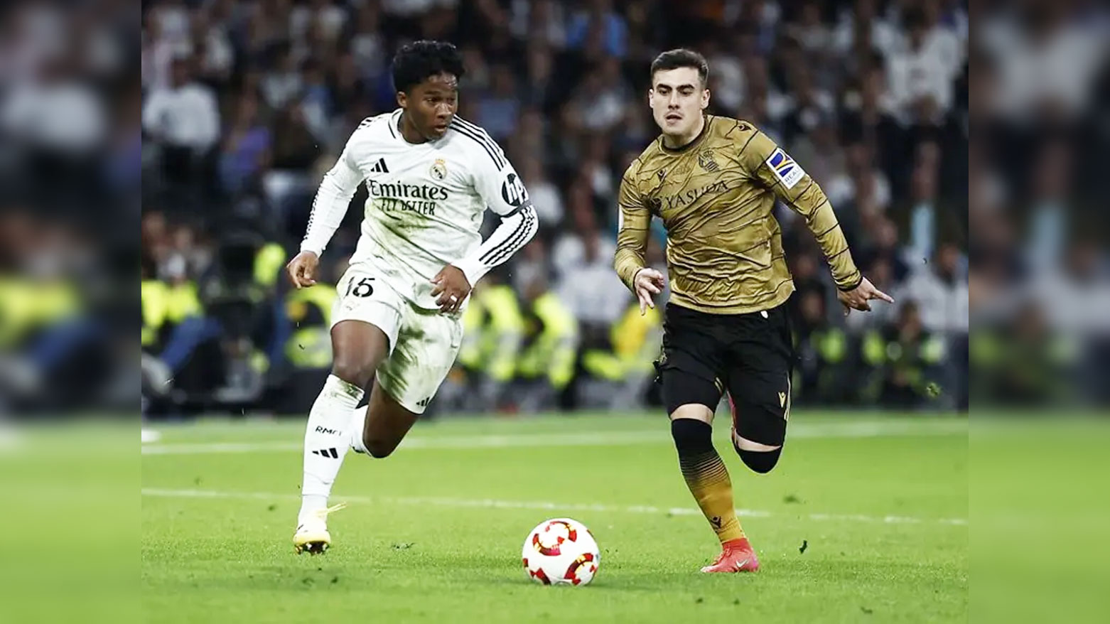 إندريك لاعب ريال مدريد وأندير بارينيتشيا لاعب ريال سوسيداد خلال مباراة للفريقين (رويترز)