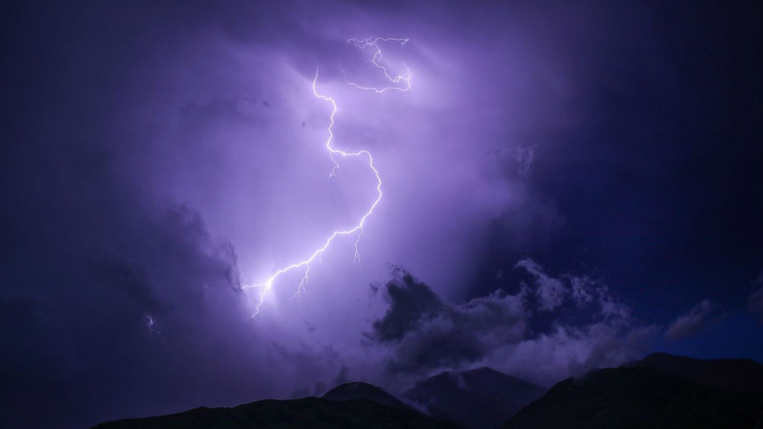 دیمەنێکی هەورەبرووسکە (ئەرشیف)