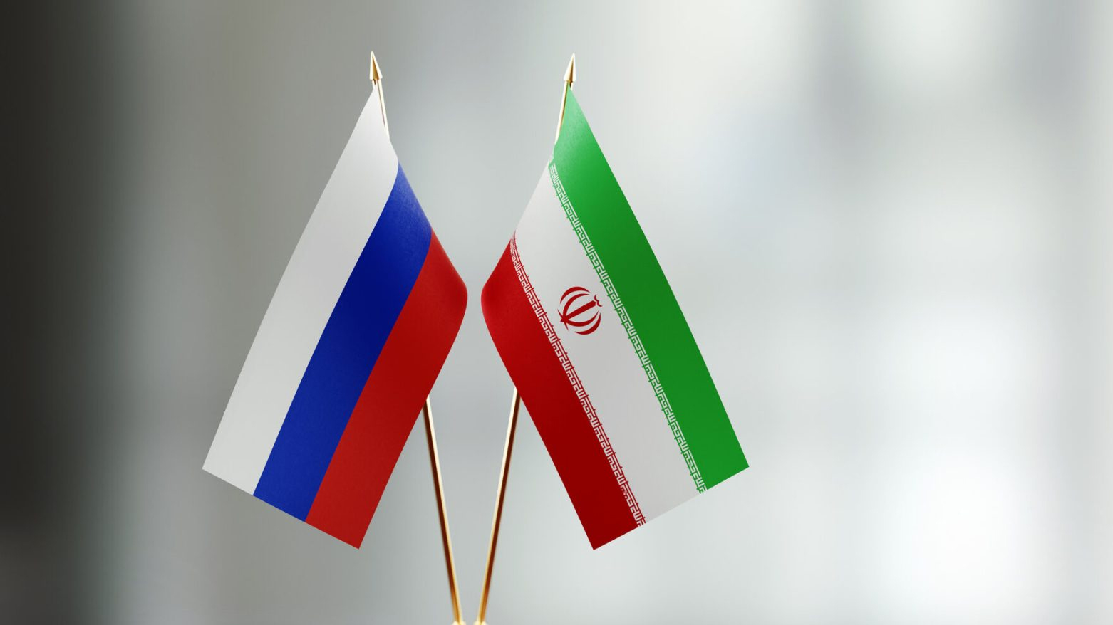 Rusya ve İran bayrakları