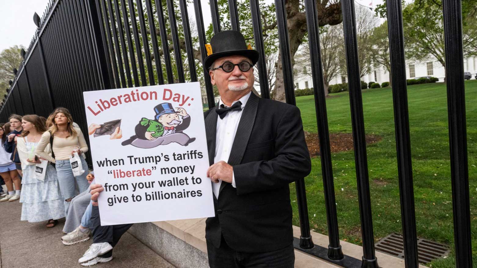 A 71-year-old resident of Washington holds a sign criticizing the economic tariffs imposed by President Trump, outside the White House in Washington, DC, April 2, 2025. (Photo: AFP)