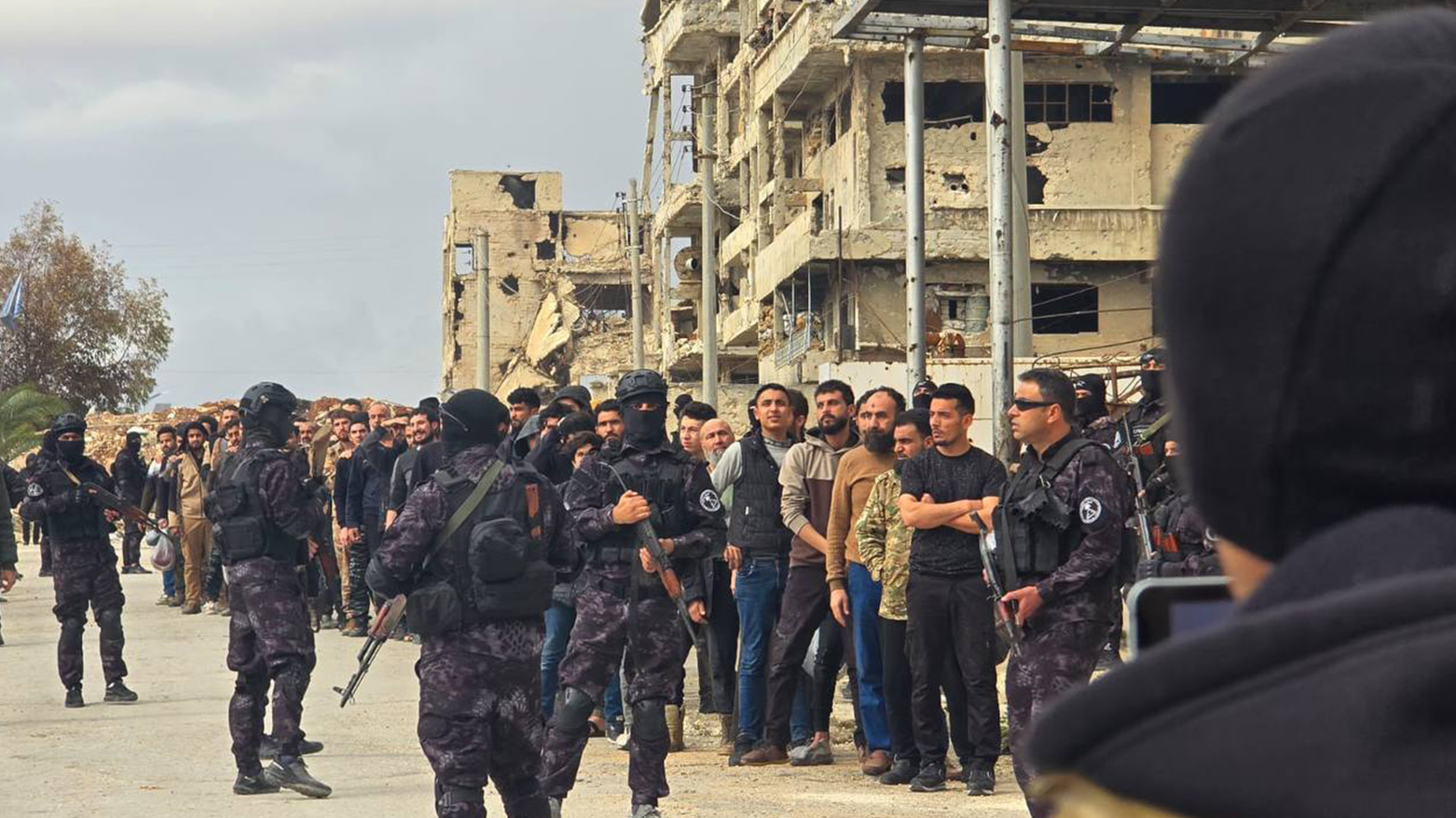 The 100 released prisoners who were in SDF jails being received by the interim Syrian Government forces. (Photo: hand out to Kurdistan24)