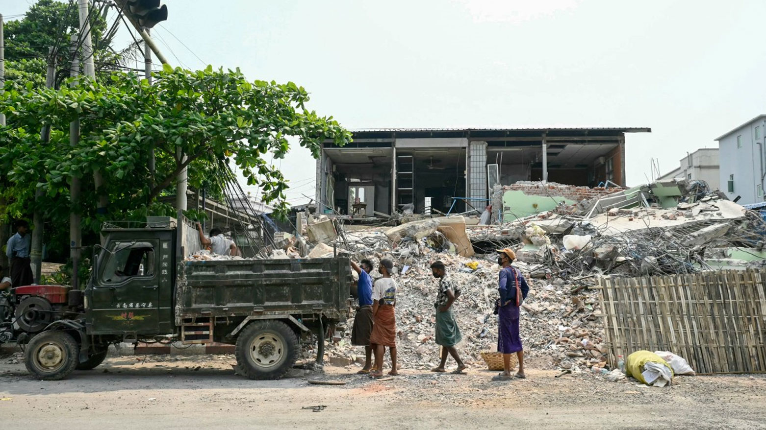 آثار الدمار الذي خلفه الزلزال في بعض المباني في بورما (فرانس برس)