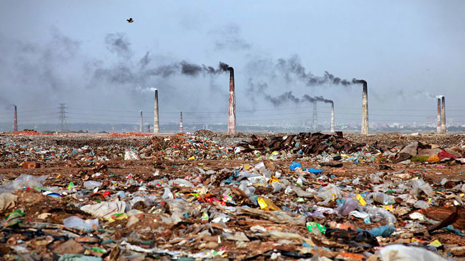 Smoke from oil refineries and accumulated waste on the outskirts of Kirkuk. (Photo: Kurdistan24)