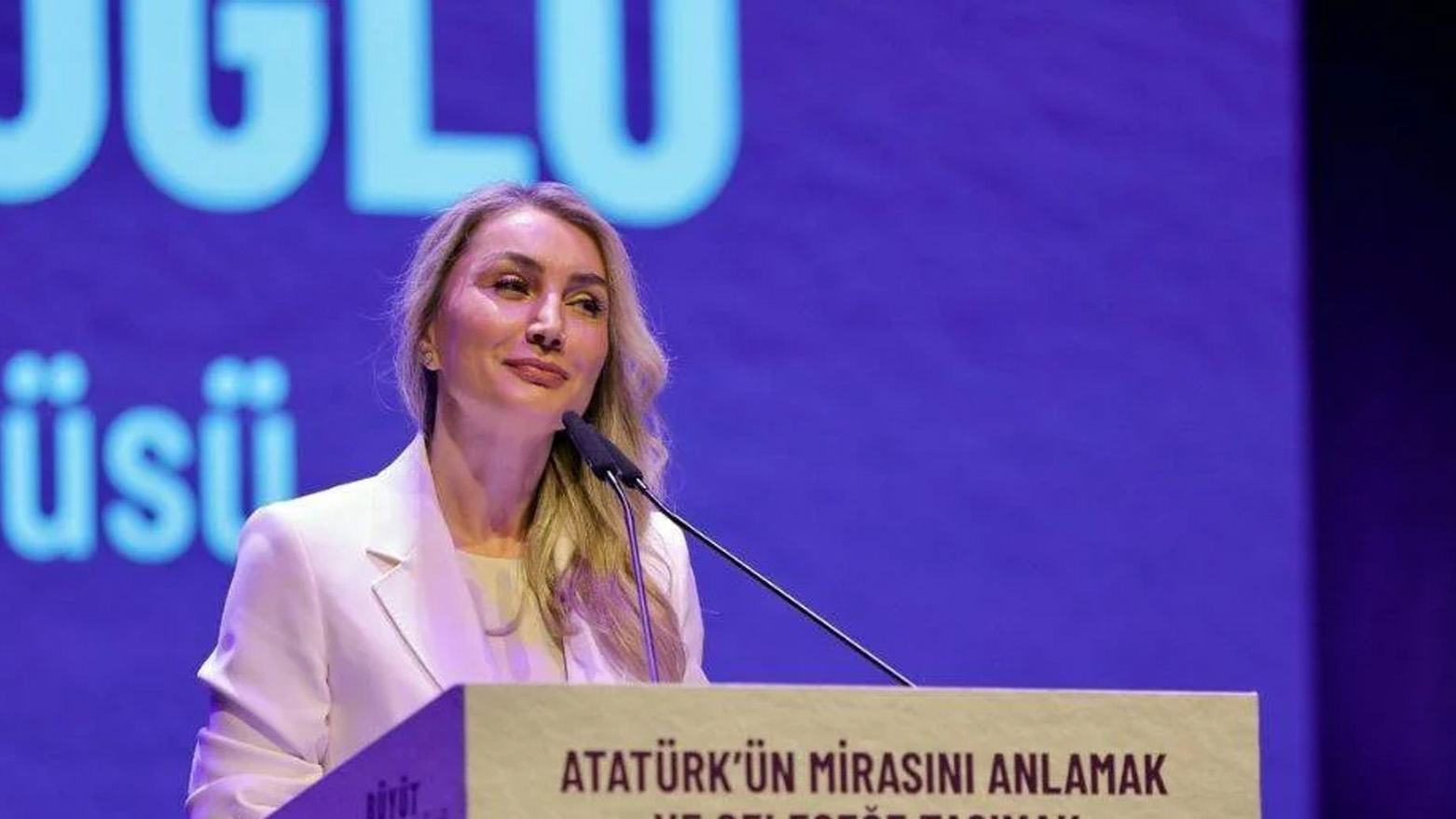 Dilek İmamoğlu'ndan Özgür Özel'e tebrik