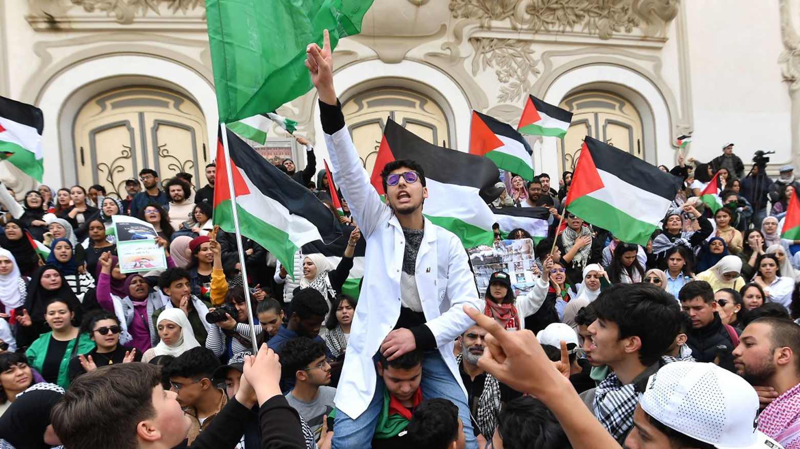 طلاب تونسيون خلال مظاهرة تضامنية مع الشعب الفلسطيني (فرانس برس)