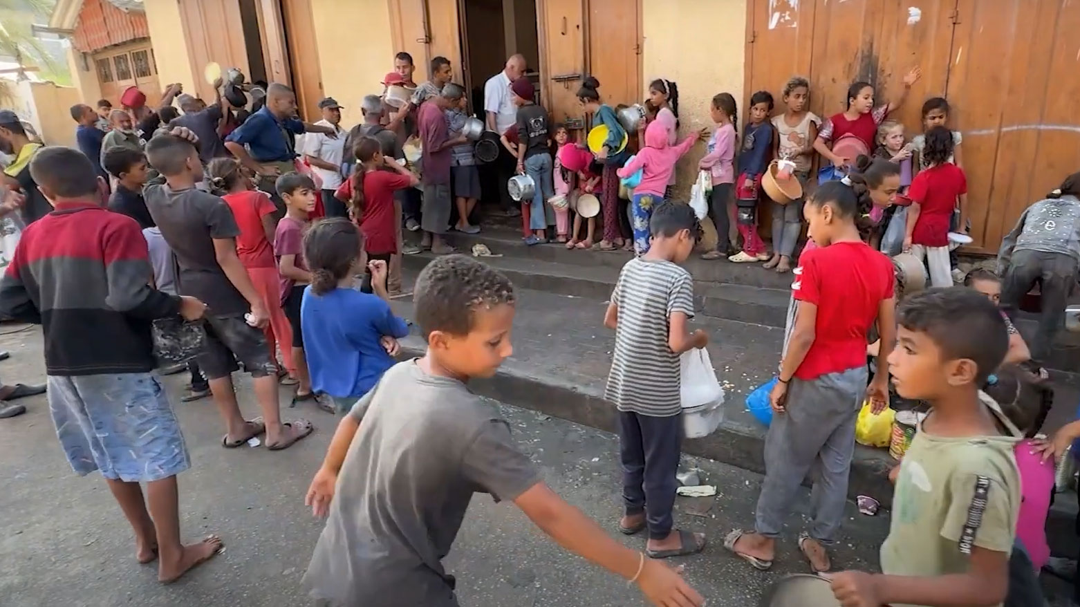 أطفال في غزة بانتظار استلام حصص طعام (عدسة كوردستان 24)