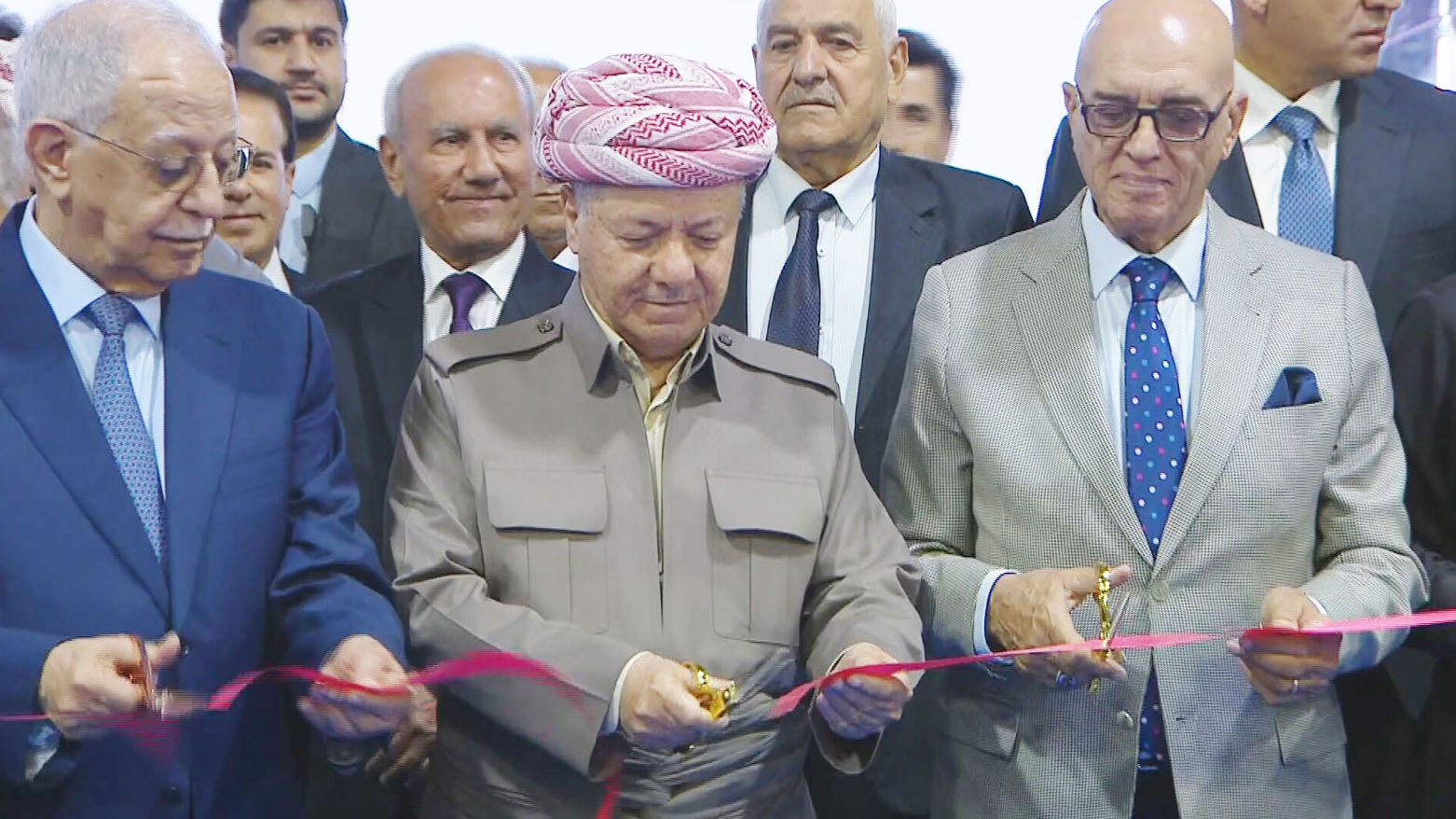 الرئيس بارزاني يقصُّ شريط افتتاح معرض أربيل الدولي للكتاب