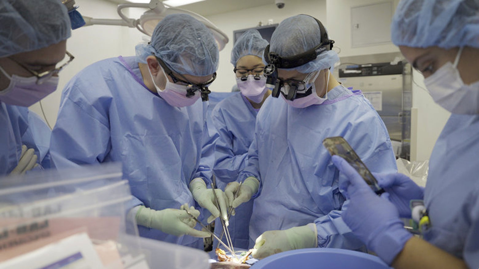 أطباء داخل غرفة عمليات (تعبيرية- أسوشيتد برس)