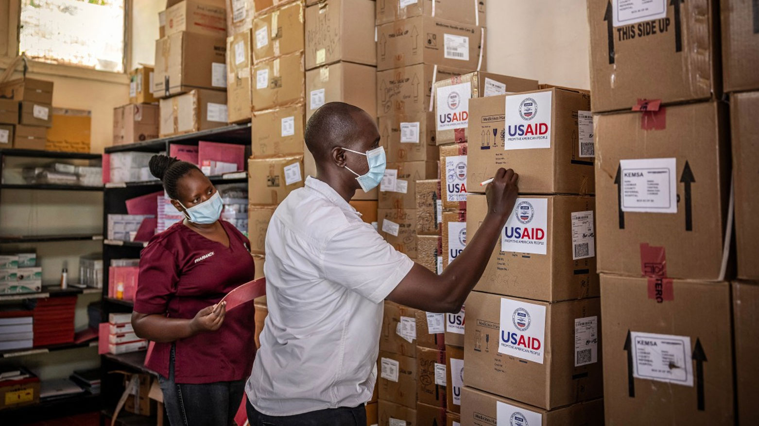 أعضاء قسم الصيدلة خلال جرد صناديق الأدوية التي سلمتها الوكالة الأمريكية للتنمية الدولية (USAID) (فرانس برس)