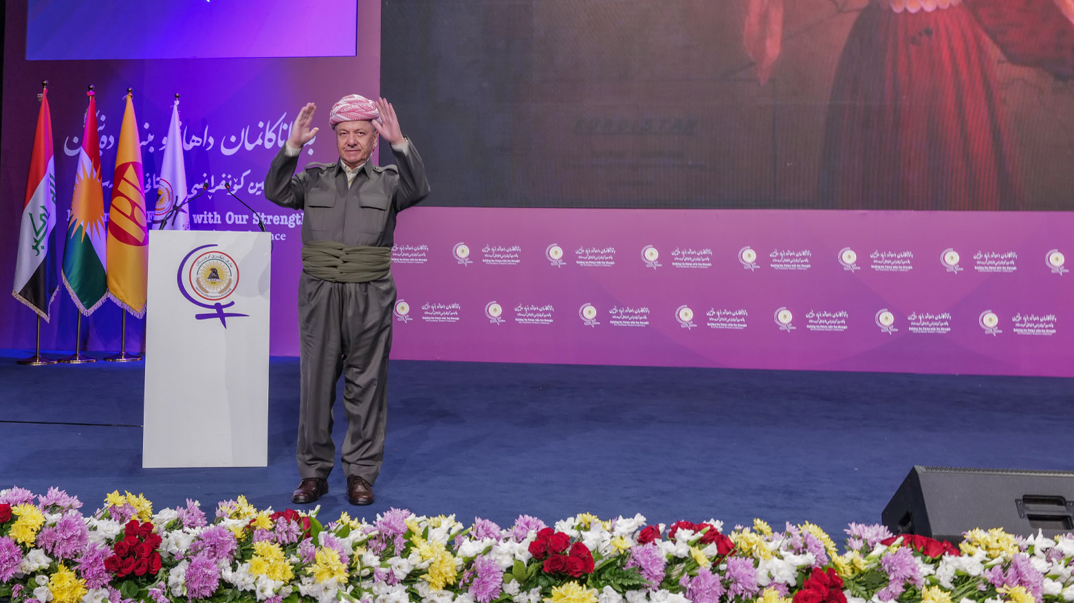 بەشداریی سەرۆک بارزانی لە یەکەمین کۆنفرانسی ئافرەتانی کوردستان لە هەولێر (وێنە: بارەگای بارزانی)