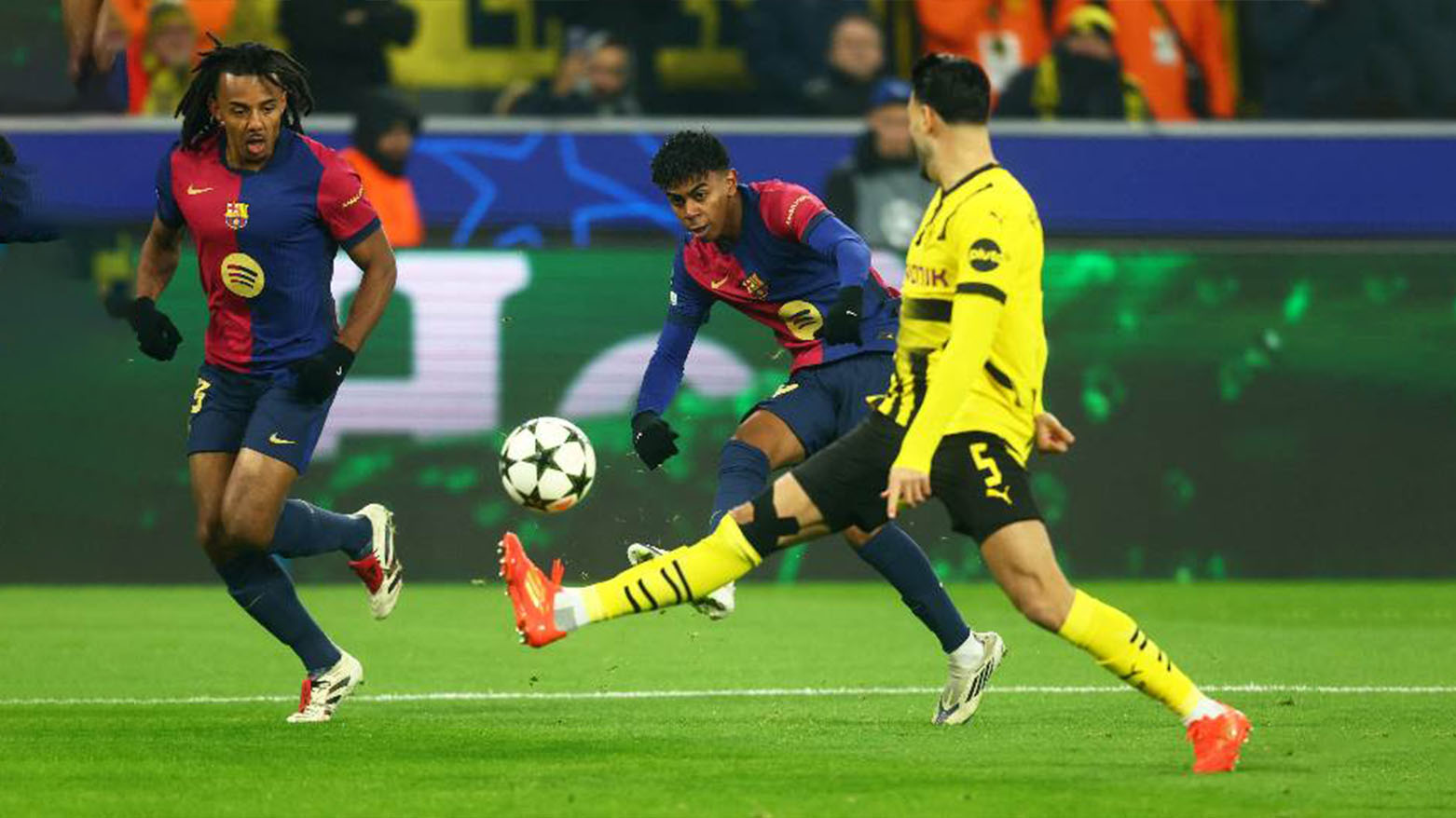 اليوم.. دورتموند يستضيف برشلونة وأستون فيلا يستضيف باريس