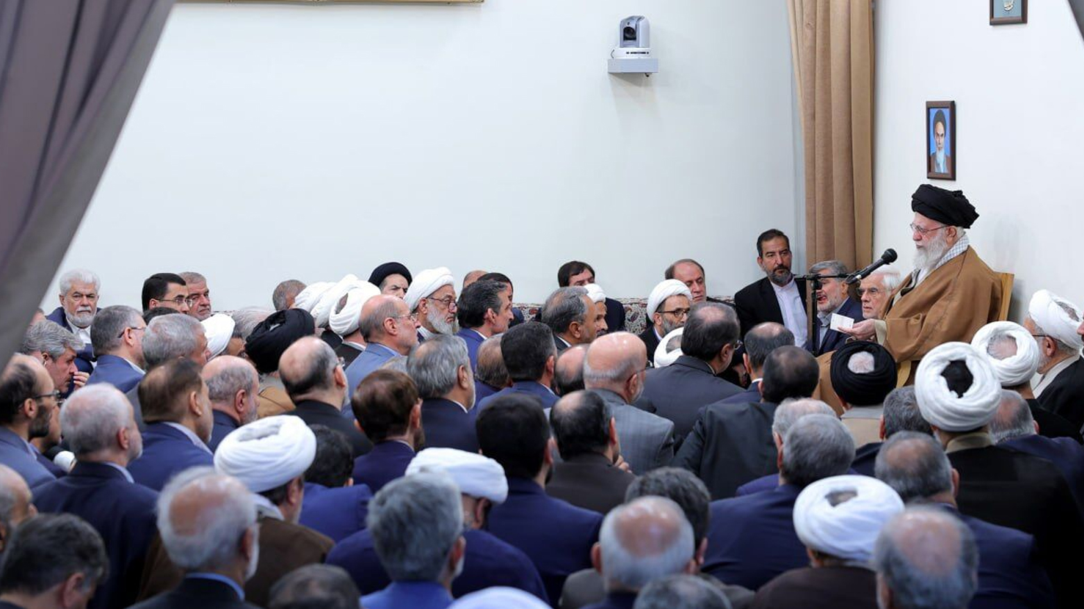 خامنەیی: متمانەیەکی ئەوتۆمان بە ئەمەریکا نییە