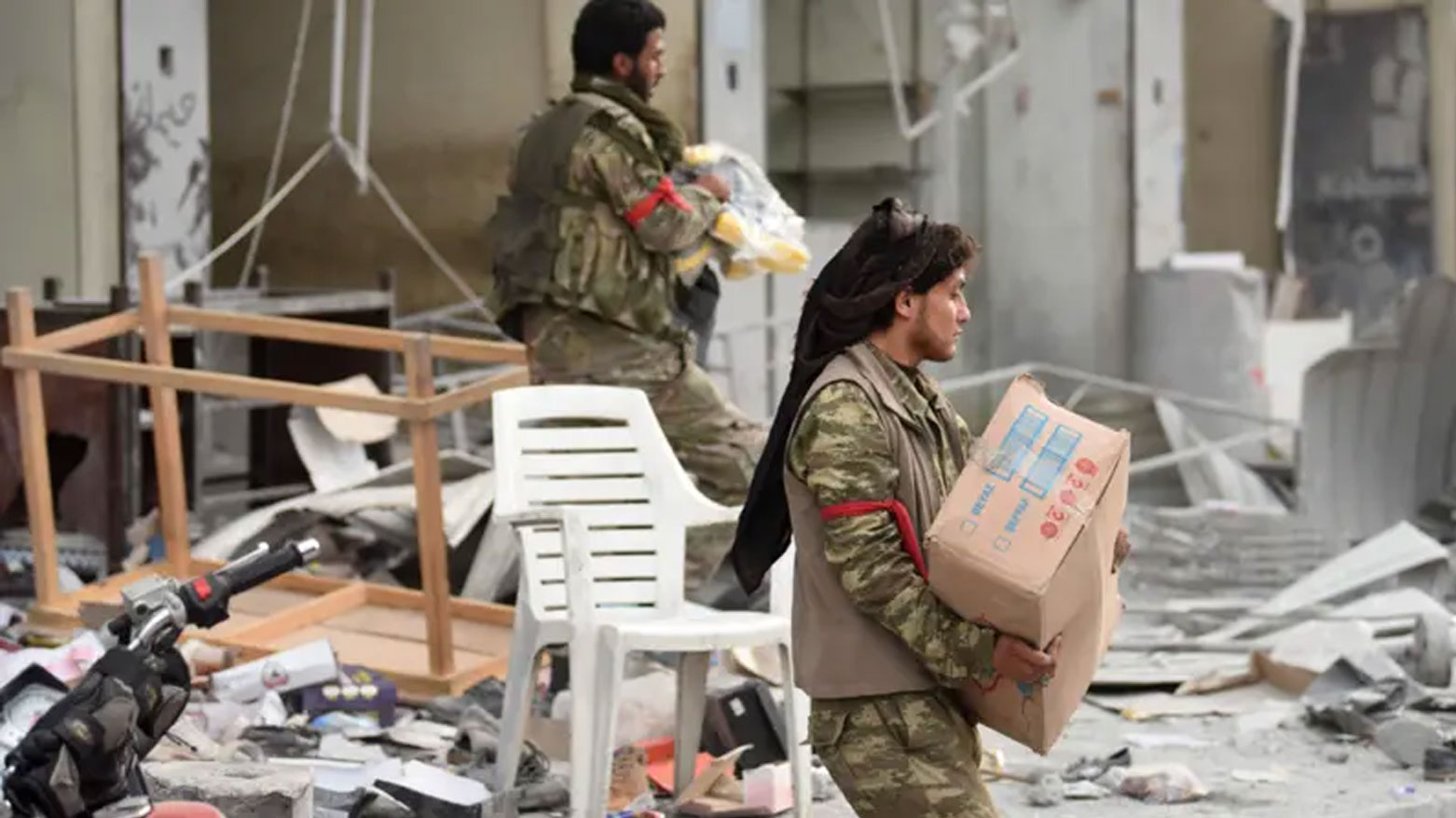 A small shop in Afrin city is being looted. (Photo: AFP)