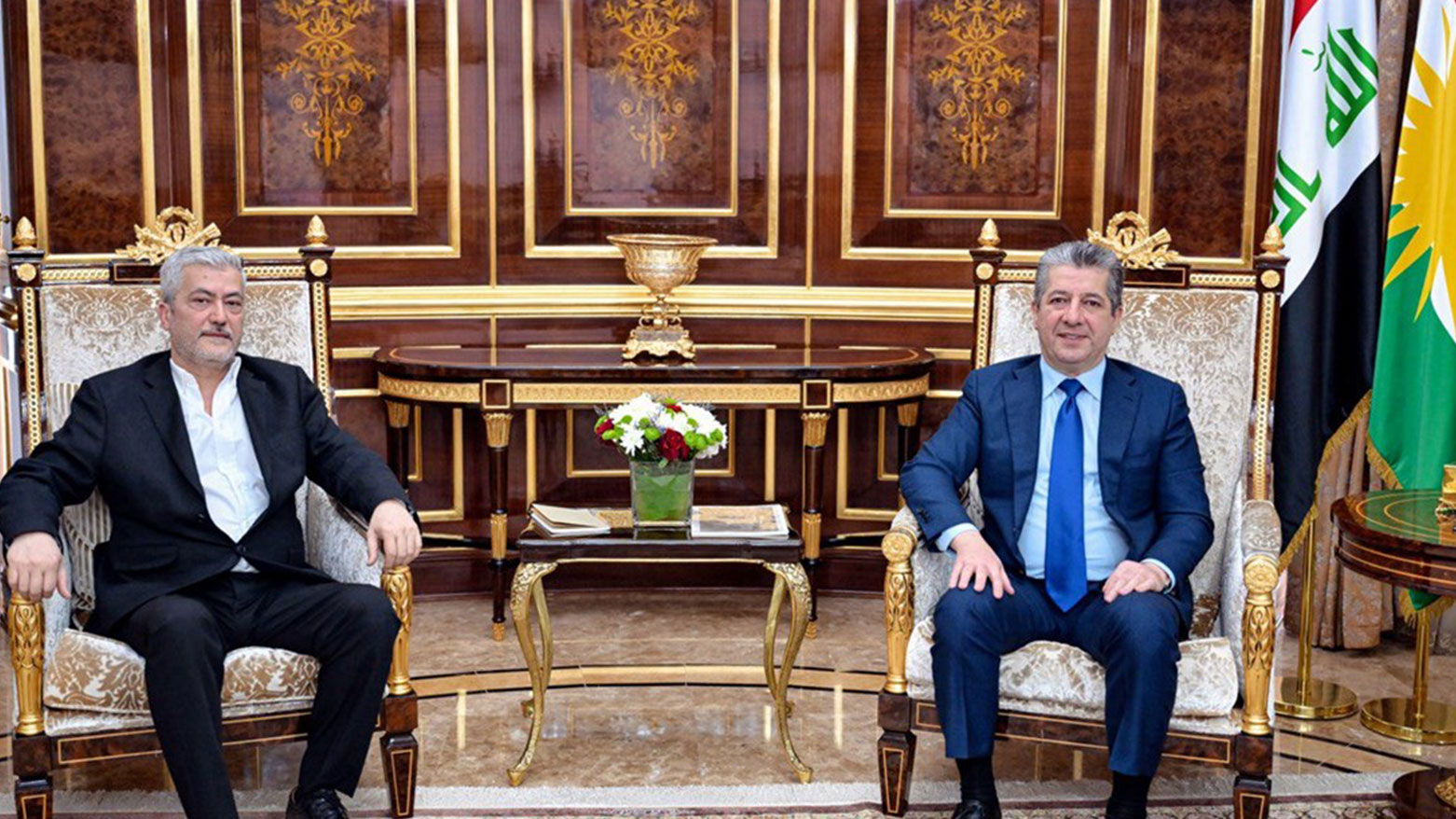 Kurdistan Region Prime Minister Masrour Barzani (right) during his meeting with Kurdish sculptor Shwan Kamal, April 15, 2025. (Photo: KRG)