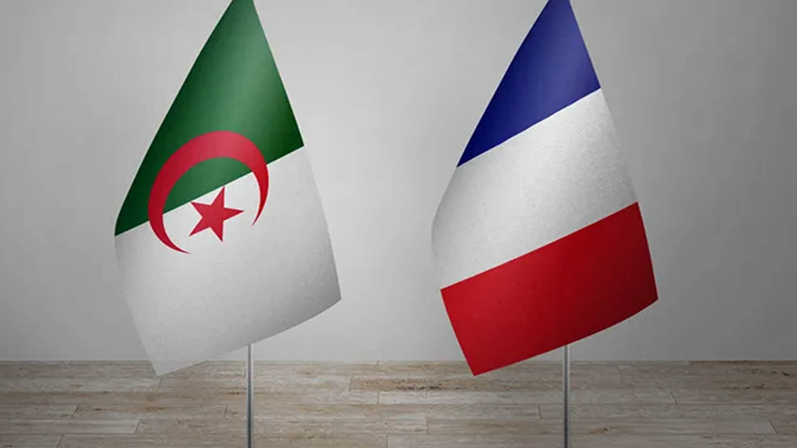 فەرەنسا 12 دیپلۆماتکاری جەزائیری دیپۆرت کردەوە