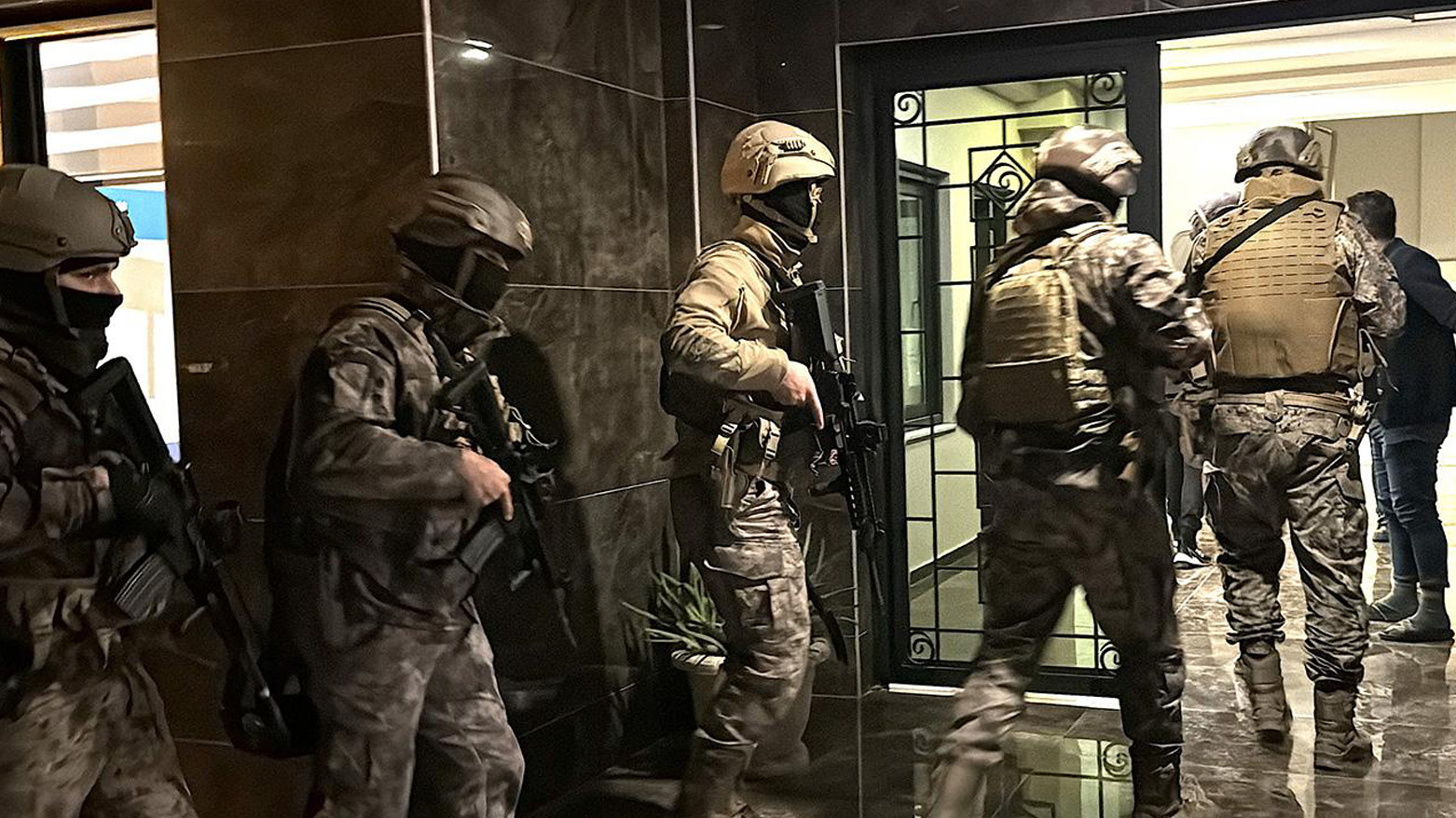 DAİŞ'e yönelik 17 ilde operasyon: 89 zanlı yakalandı