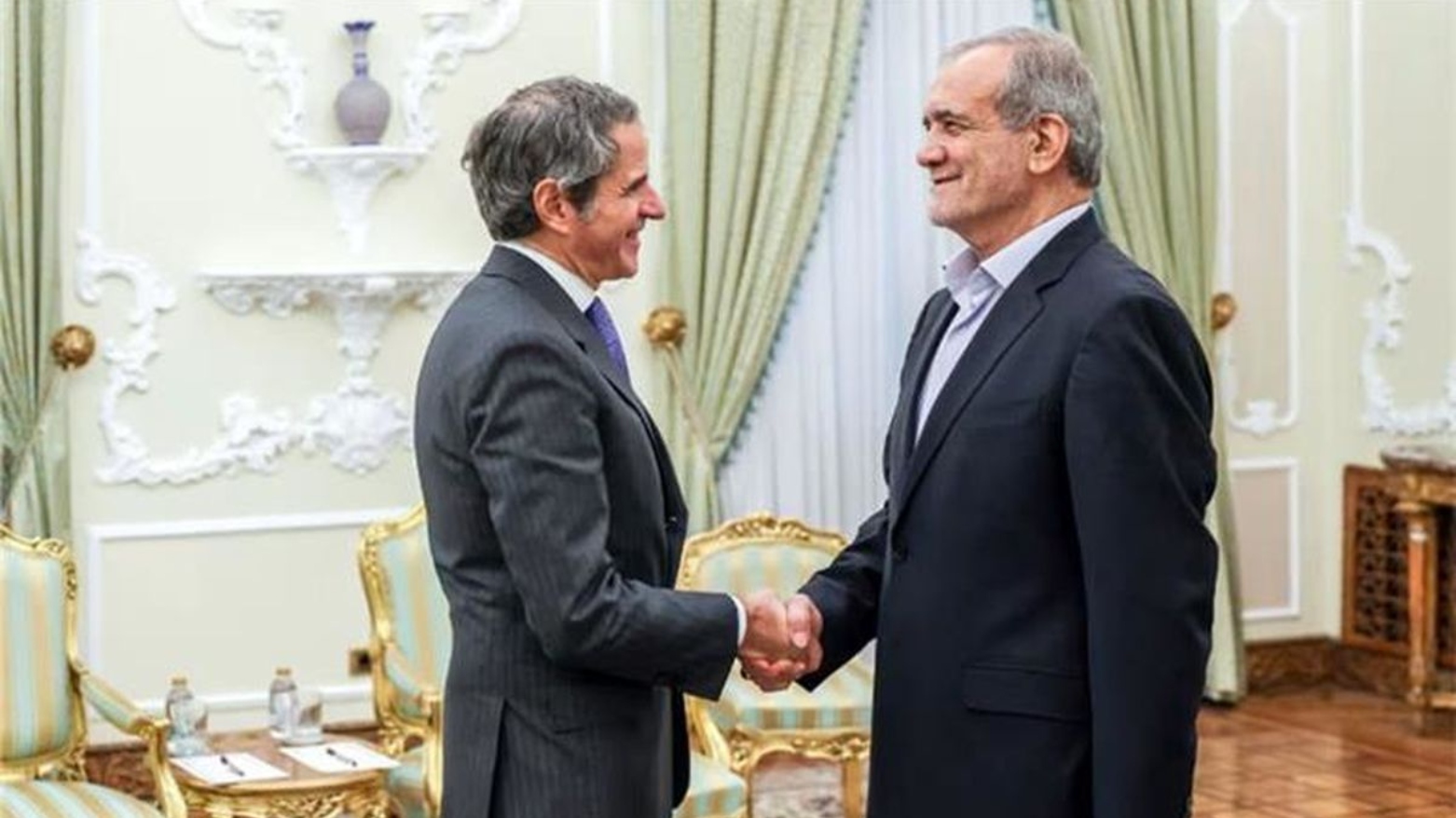 مسعود پزشکیان رئیس جمهوری ایران و رافائل گروسی دبیرک آژانسی بینالمللی اتمی