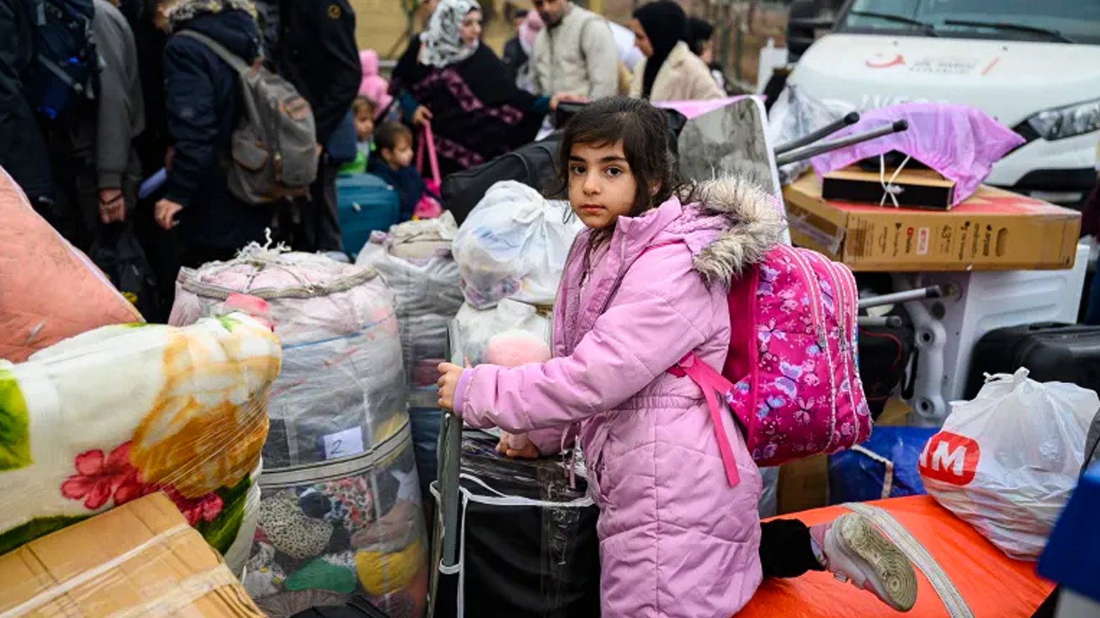 Syrian refugee Rayan Assani, 8 years old, waits in a queue with her belongings to enter Syria at Cilvegozu border crossing gate, in Reyhanli district in Hatay on Dec. 12, 2024. (Photo: AFP)