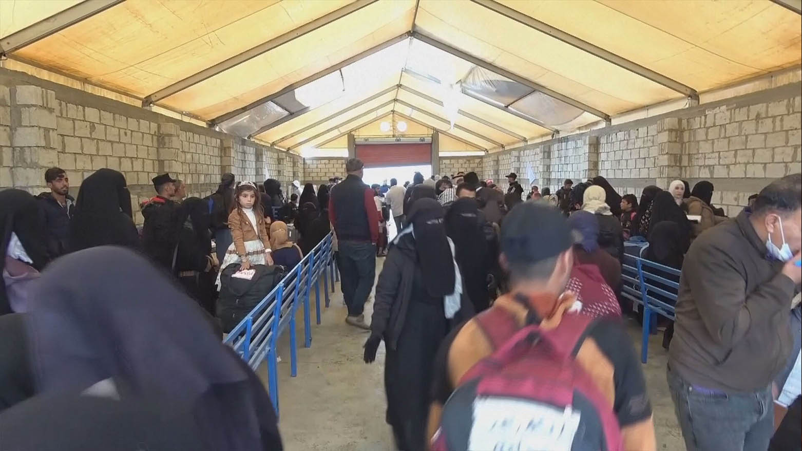 سەدان خێزانی ئاوارەی عێراقی لە كەمپی هۆل گەڕێندرانەوە وڵاتەكەیان