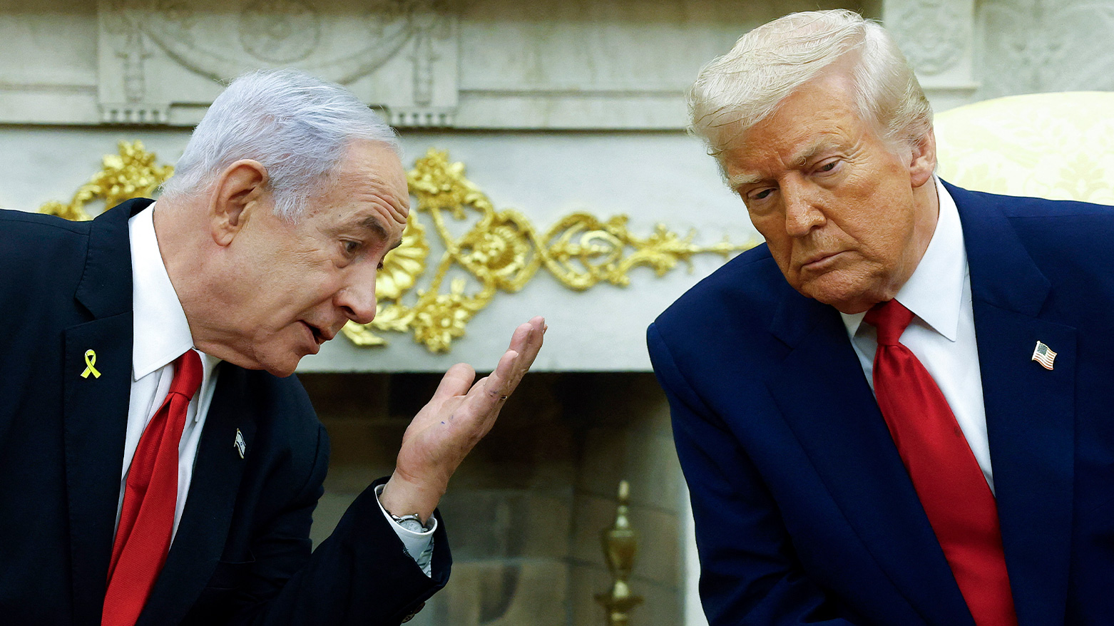 Israeli PM Netanyahu (L) talks to U.S. President Donald Trump. (Photo: AFP)