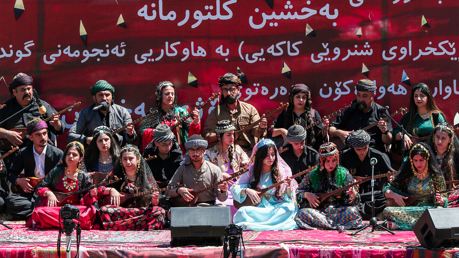 Kakai Kurds play music together during the ritual. (Photo: AFP)