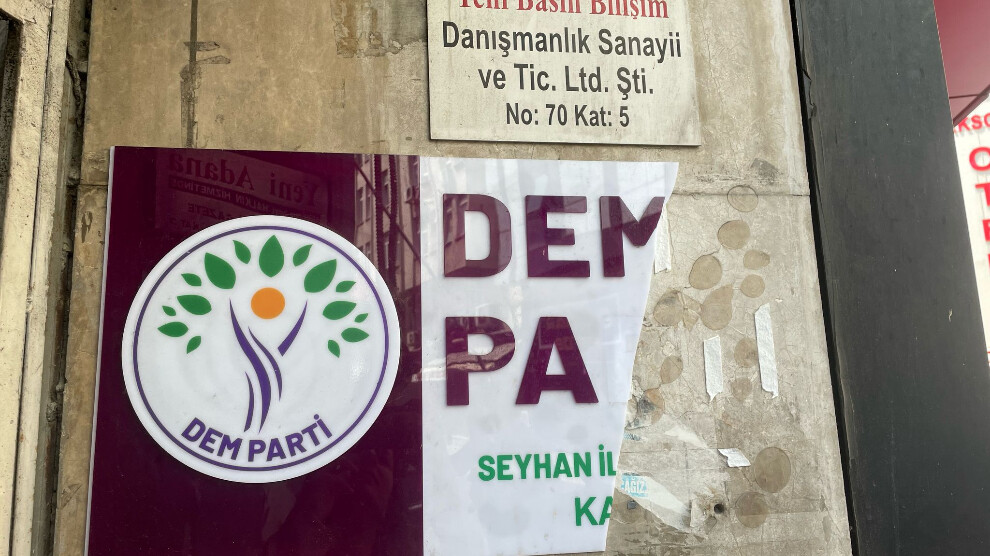 Saldırıda zarar gören DEM Parti tabelası (FOTO-MA)
